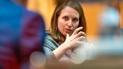 Die Journalistin Ann-Katrin Müller bei einer Podiumsdiskussion.