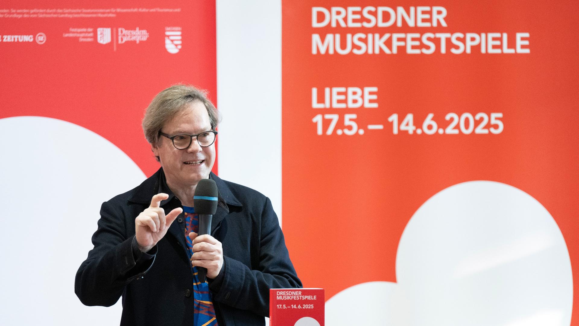 Jan Vogler, Intendant der Musikfestspiele, spricht auf einer Pressekonferenz der Dresdner Musikfestspiele. Der 48. Festivaljahrgang widmet sich im nächsten Jahr der Liebe als Thema. Jan Vogler, Intendant der Musikfestspiele, spricht auf einer Pressekonferenz der Dresdner Musikfestspiele. Der 48. Festivaljahrgang widmet sich im nächsten Jahr der Liebe als Thema.