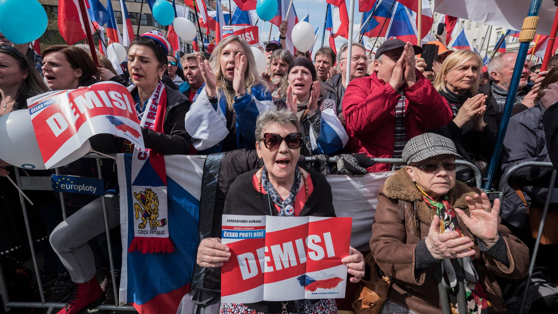 Demonstranten in Prag halten unter anderem Banner mit der Aufschrift "Rücktritt" in den Händen.