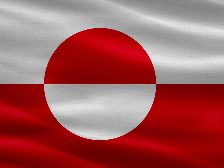 Grönländische Flagge mit Stofftextur im Wind wehend. 