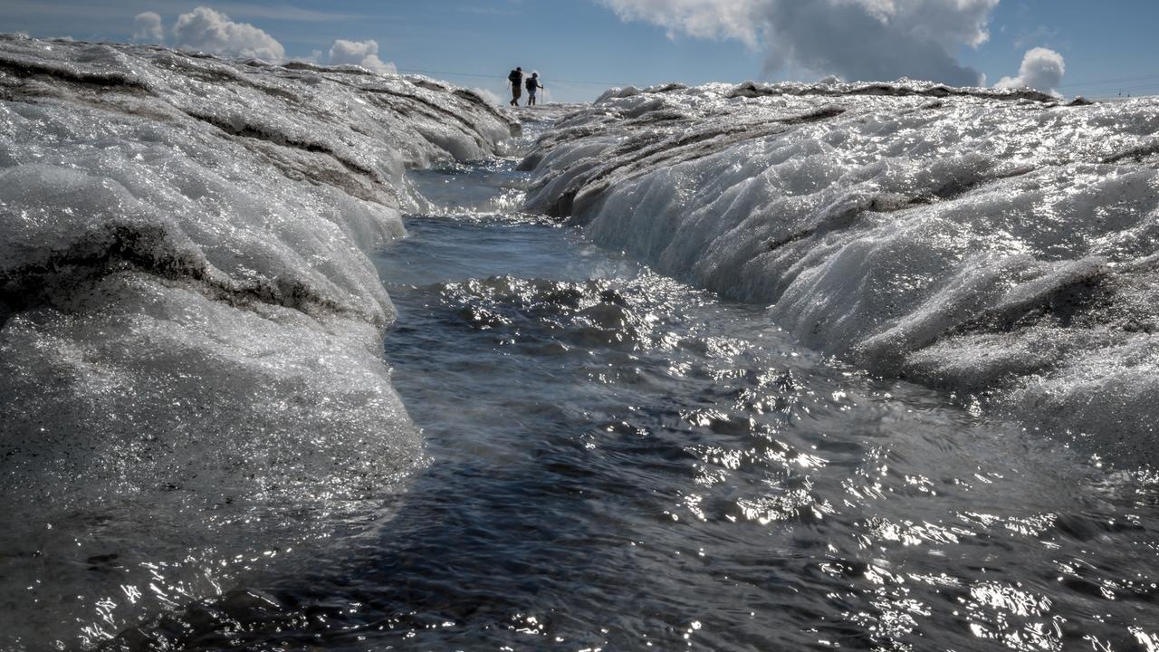 Ein Schmelzwasserbach fließt den Tsanfleuron-Gletscher in der Schweiz hinab.