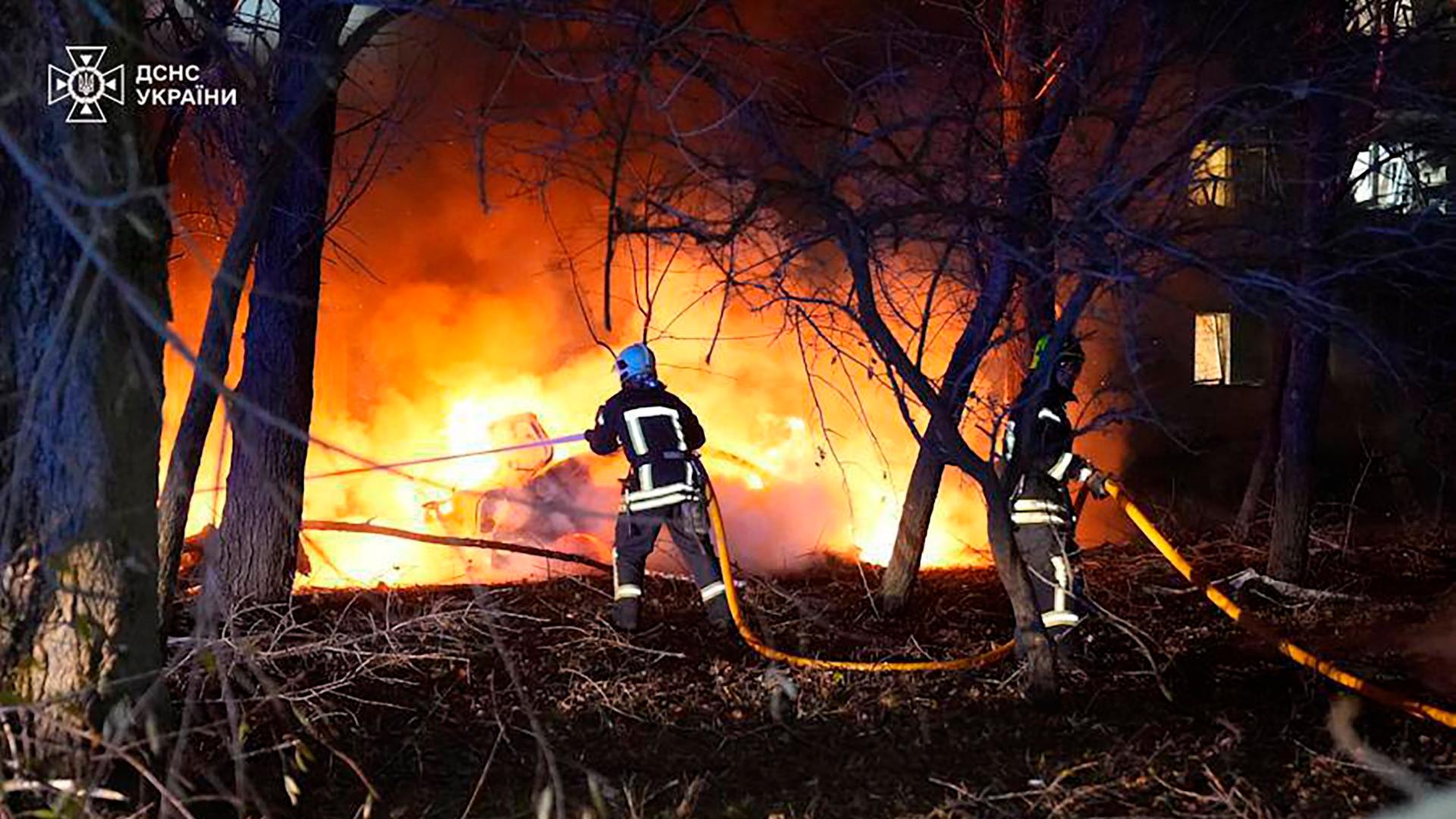 Auf diesem vom ukrainischen Katastrophenschutz via AP zur Verfügung gestellten Foto löschen Feuerwehrleute das Feuer nach einem russischen Raketenangriff, der ein mehrstöckiges Wohnhaus in Sumy getroffen hat. 