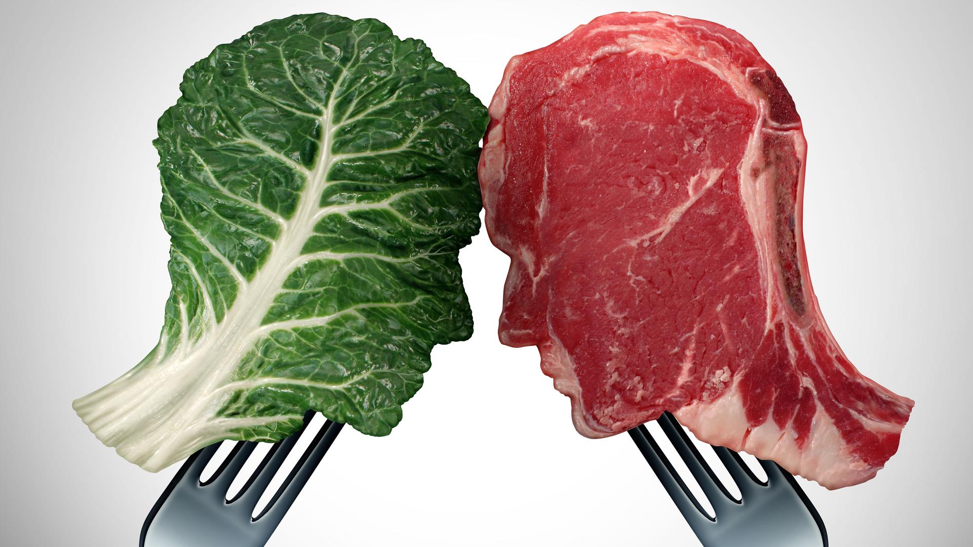 Ein Stück Fleisch und ein Gemüseblatt jeweils in der Form eines Kopfes stecken auf je einer Gabel.
