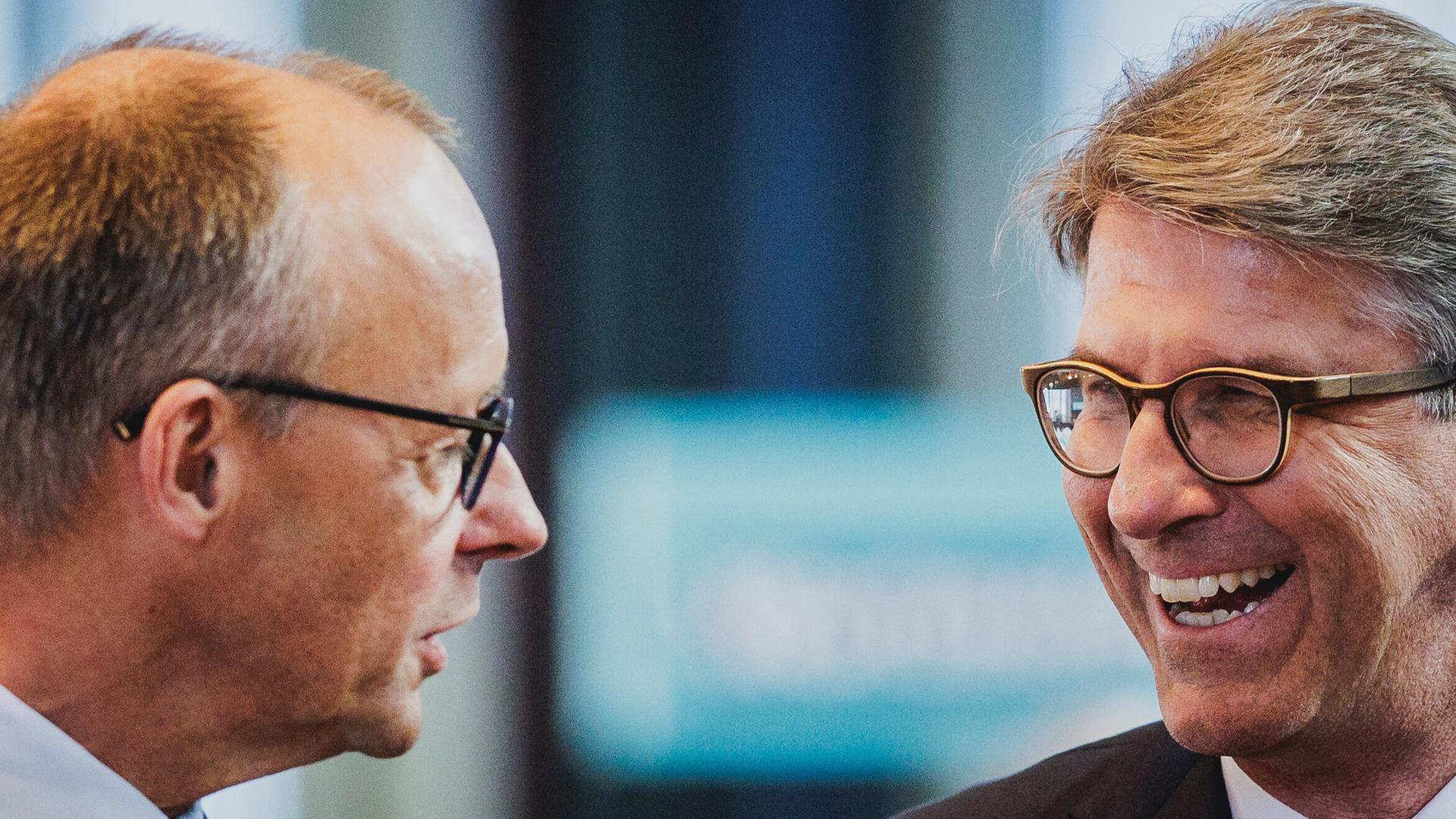 Der neue Staatsminister für Medien und Kultur Wolfram Weimer blickt gut gelaunt zum künftigen Bundeskanzler Friedrich Merz (CDU).