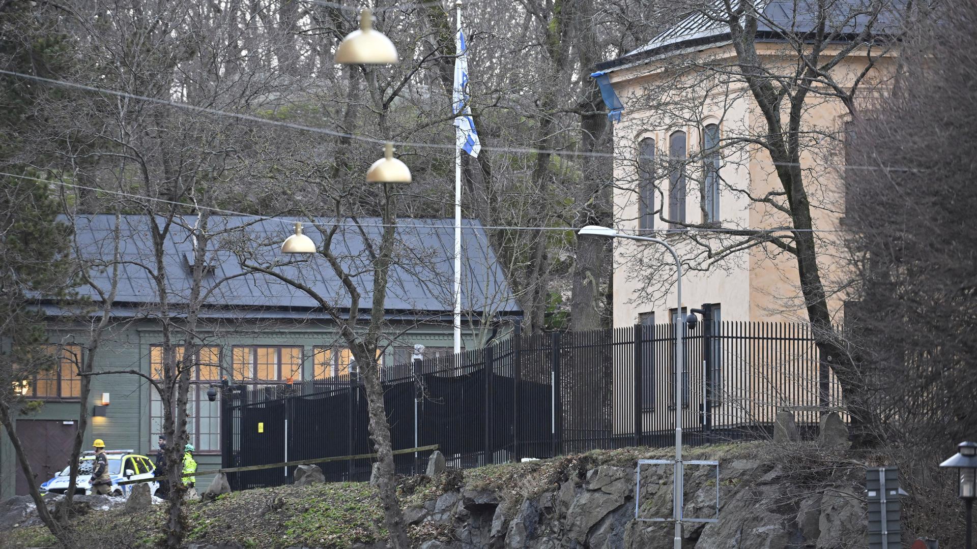 Stockholm: Beamte stehen in der Nähe der israelischen Botschaft. Stockholm: Beamte stehen in der Nähe der israelischen Botschaft.