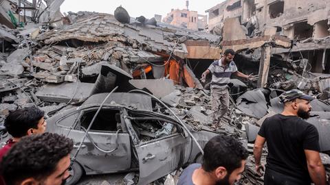 Palästinenser inspizieren in Gaza-Stadt die beschädigten Gebäude nach den israelischen Angriffen, 9. Oktober 2023. Israel verhängte am 9. Oktober eine totale Belagerung des Gazastreifens und unterbrach die Wasserversorgung.
