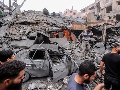 Palästinenser inspizieren in Gaza-Stadt die beschädigten Gebäude nach den israelischen Angriffen, 9. Oktober 2023. Israel verhängte am 9. Oktober eine totale Belagerung des Gazastreifens und unterbrach die Wasserversorgung.
