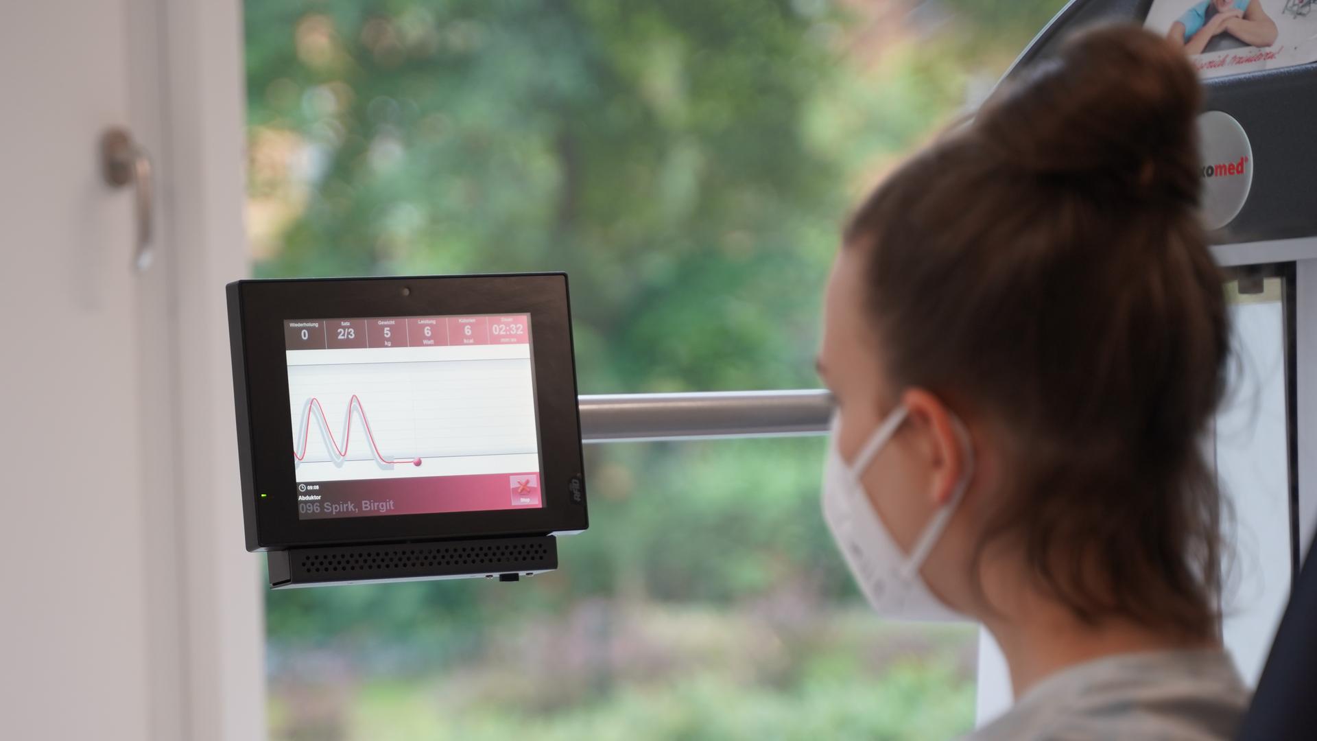 Eine Patientin mit Post Covid bei der Therapie in einem Berliner Krankenhaus Eine Patientin mit Post Covid bei der Therapie in einem Berliner Krankenhaus