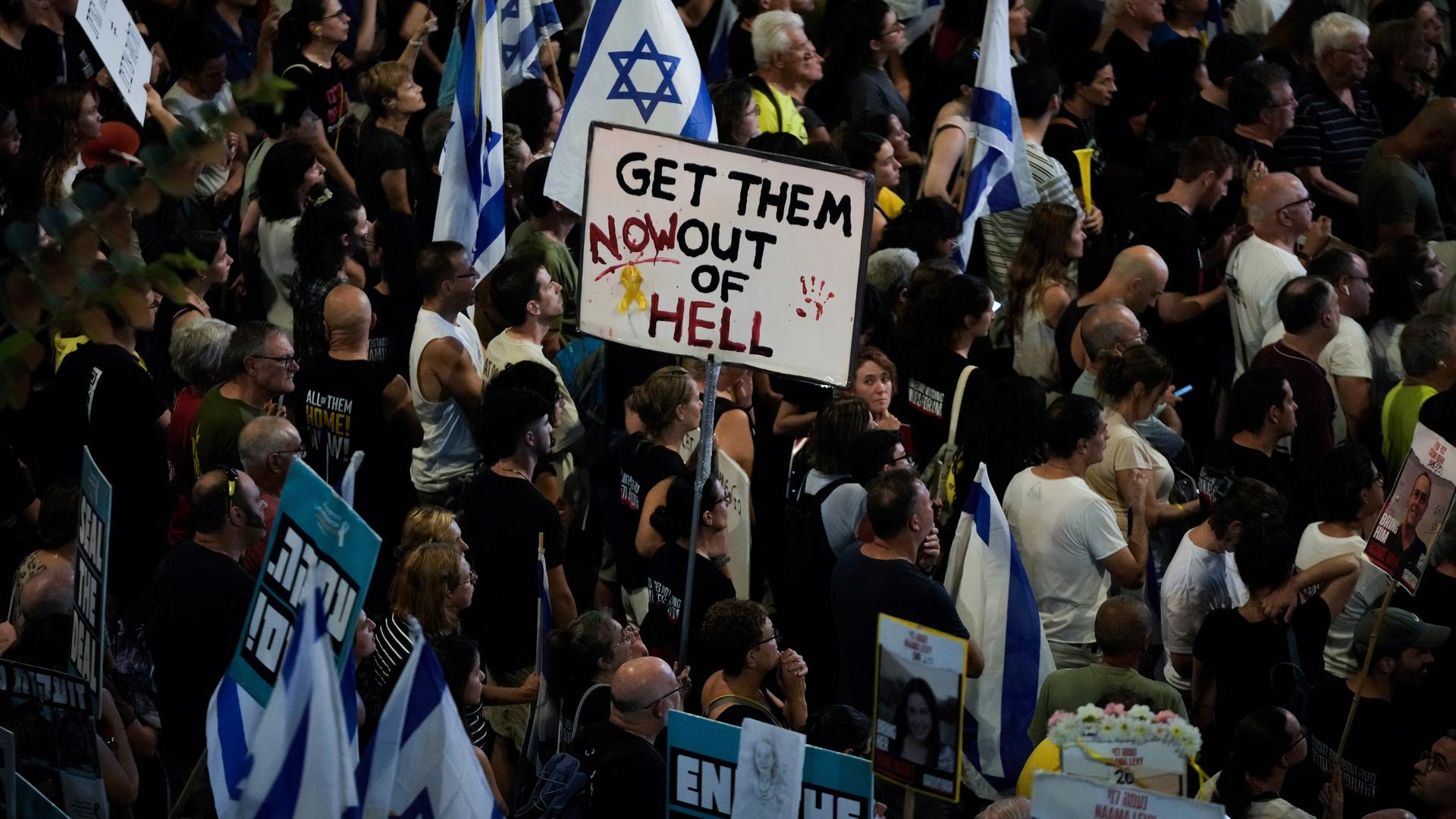 Hundreds of Men demonstrate for an Abkommen for Geiseln Freilassung