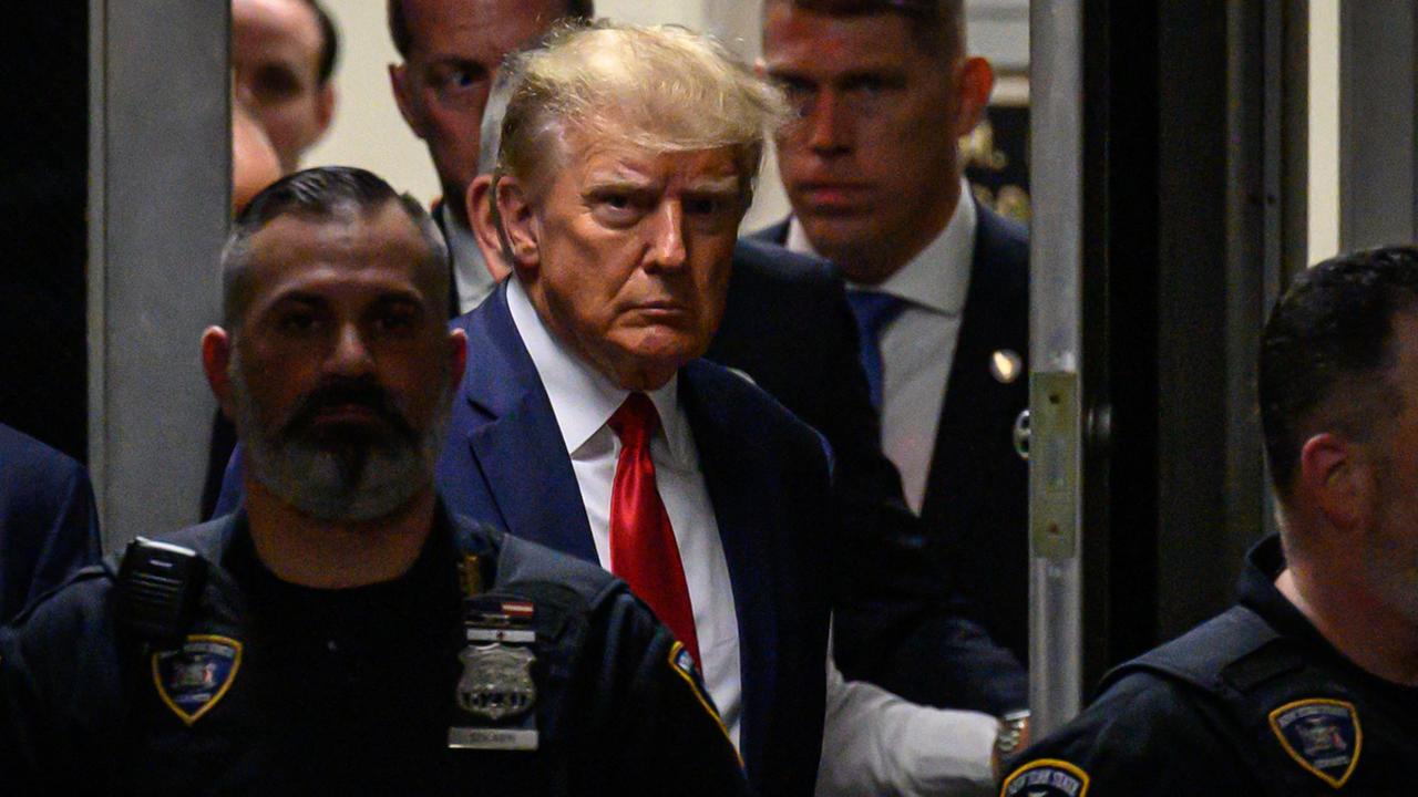 Der frühere US-Präsident Donald Trump vor einem Gericht in New York am 4. April 2023 unter polizeilicher Bewachung
