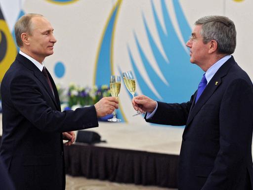 Der russische Präsident Wladimir Putin und IOC-Präsident Thomas Bach (re.)