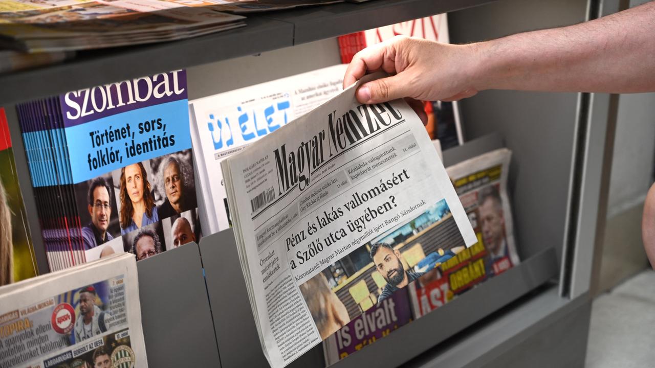 Ein Exemplar der Zeitung "Magyar Nemzet" in einem Kiosk