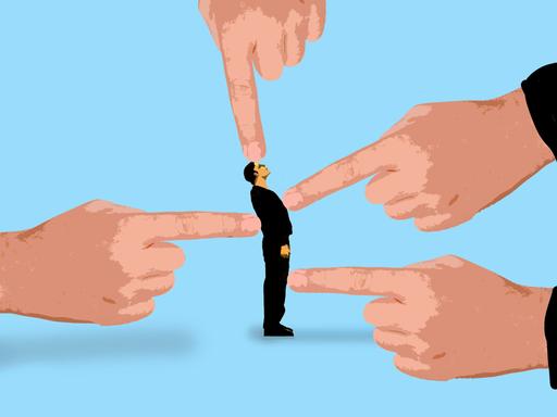 Illustration einer Person, die von überdimensional großen Händen mit Zeigefingern umgeben ist. Illustration einer Person, die von überdimensional großen Händen mit Zeigefingern umgeben ist.
