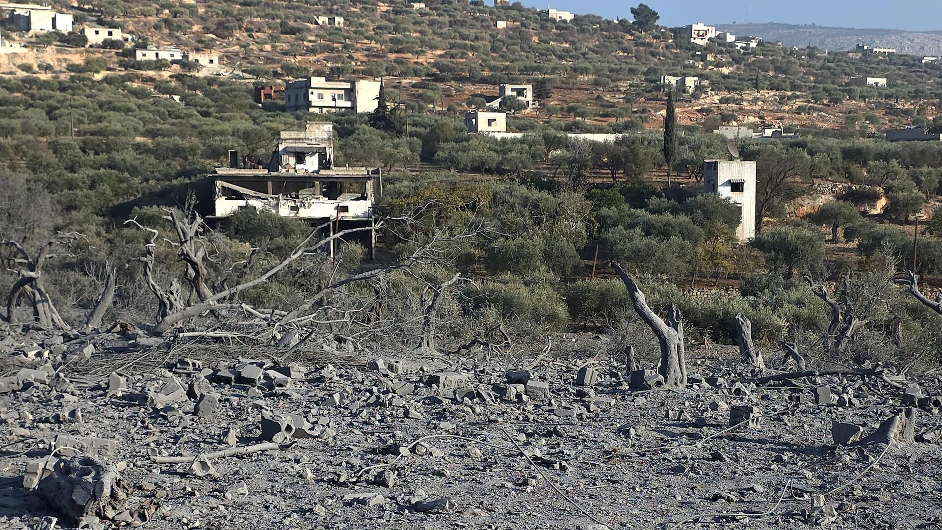 Libanon: Trümmer und beschädigte Gebäude sind am Ort einer Explosion zu sehen. 