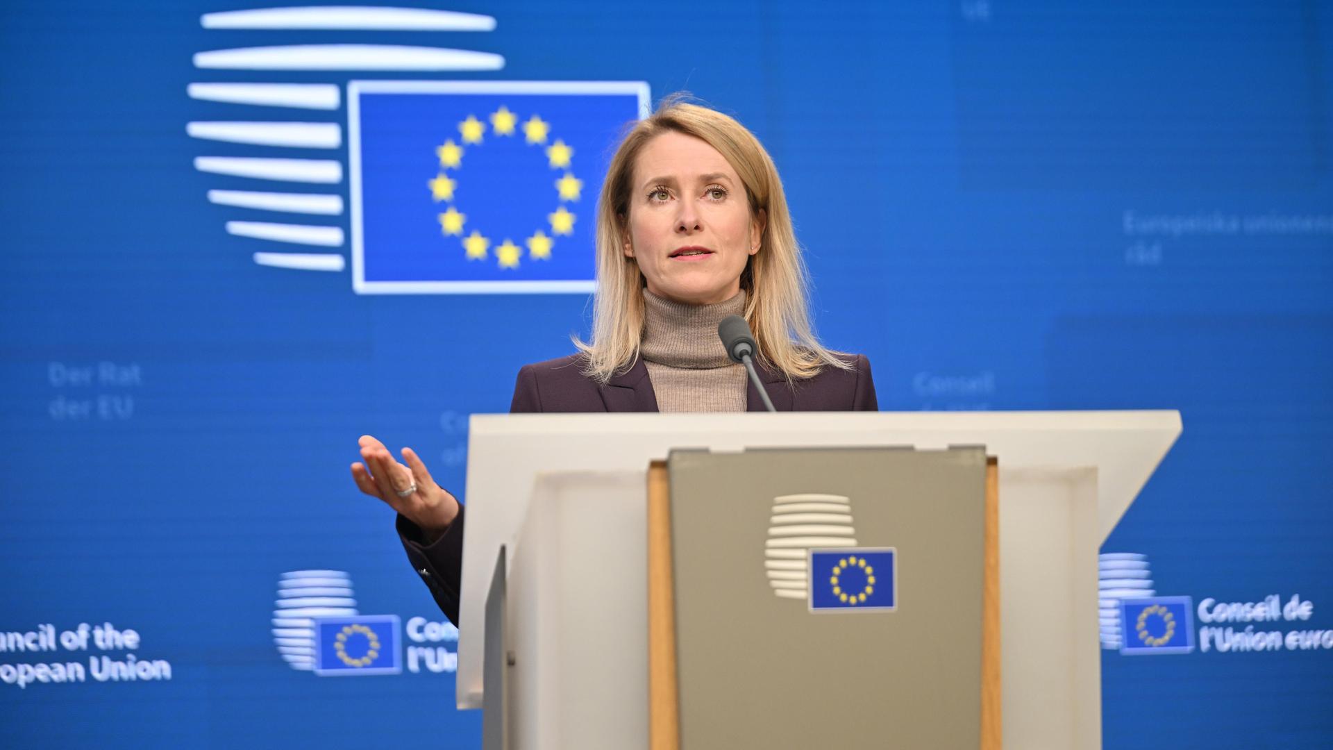 Die EU-Außenbeauftragte Kaja Kallas steht an einem Pult vor blauem Hintergrund mit den gelben EU-Sternen hält eine Pressekonferenz ab Die EU-Außenbeauftragte Kaja Kallas steht an einem Pult vor blauem Hintergrund mit den gelben EU-Sternen hält eine Pressekonferenz ab