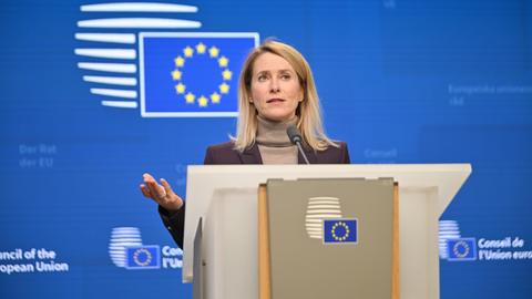 Die EU-Außenbeauftragte Kaja Kallas steht an einem Pult vor blauem Hintergrund mit den gelben EU-Sternen hält eine Pressekonferenz ab