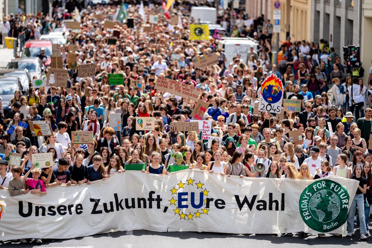 In Berlin demonstrieren mehrere tausend Menschen für mehr Klimaschutz und rufen dazu auf, an der Europa-Wahl teilzunehmen.