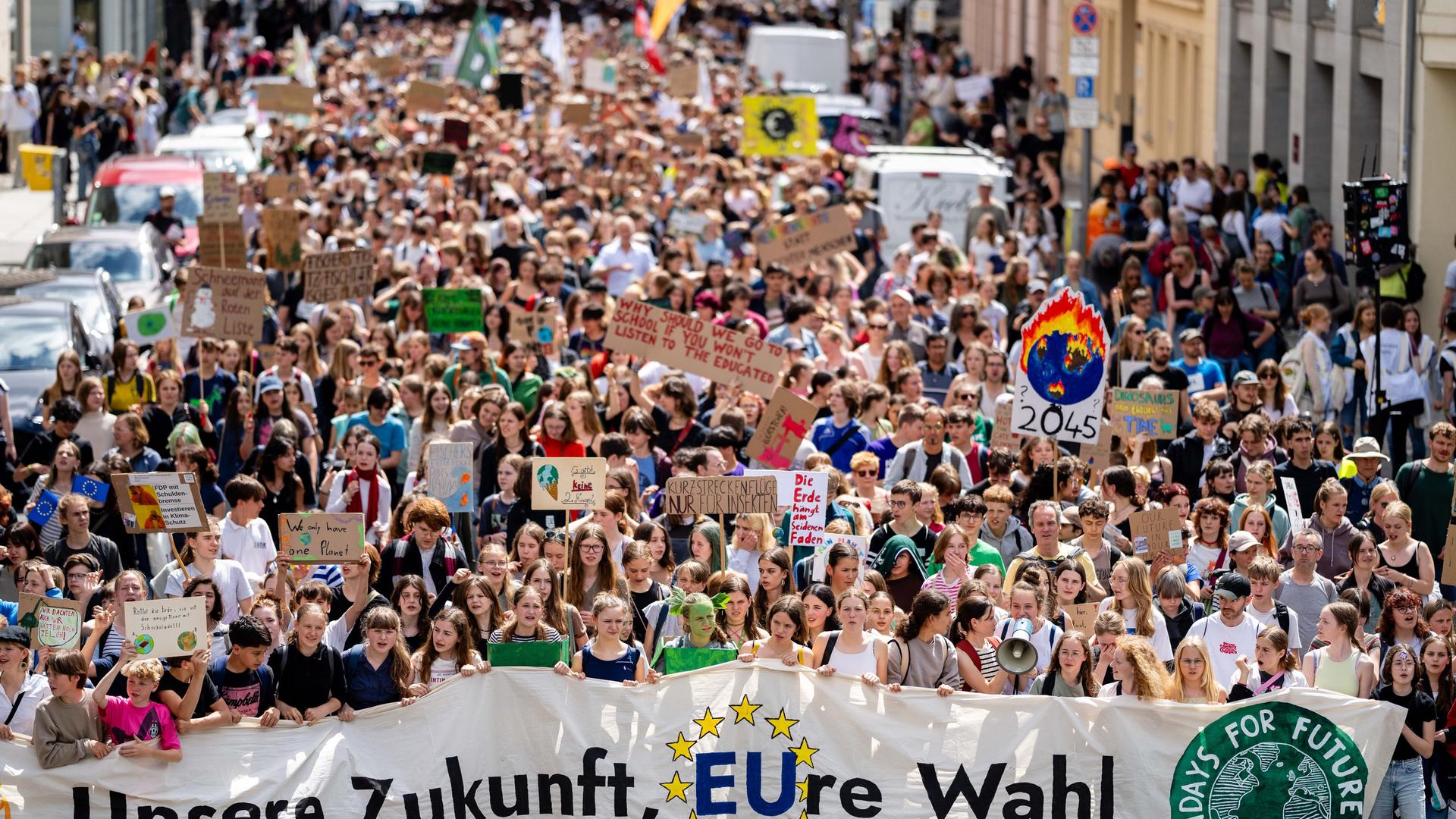 In Berlin demonstrieren mehrere tausend Menschen für mehr Klima-Schutz. Sie rufen dazu auf, an der Europa-Wahl teilzunehmen.