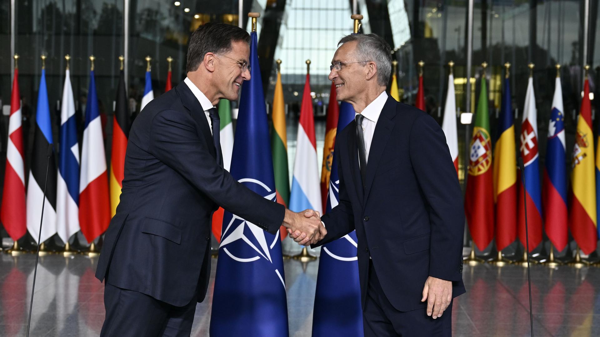 Der scheidende NATO-Generalsekretär Jens Stoltenberg (r) gibt dem neuen NATO-Generalsekretär Mark Rutte bei der Ankunft zur Amtsübergabe im NATO-Hauptquartier in Brüssel die Hand. 