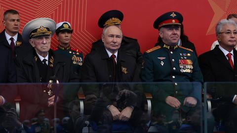 Der russische Präsident Wladimir Putin verfolgt, umringt von Gästen, die Parade, die an den Sieg der Sowjetunion über das NS-Regime vor 81 Jahren erinnert.
      