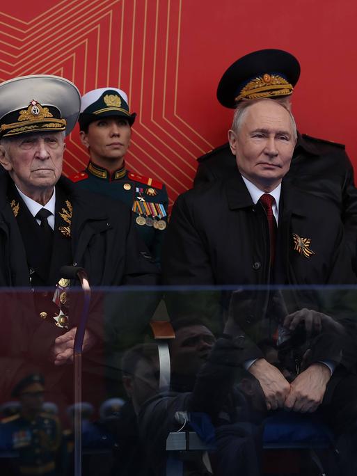 Der russische Präsident Wladimir Putin verfolgt, umringt von Gästen, die Parade, die an den Sieg der Sowjetunion über das NS-Regime vor 81 Jahren erinnert.

