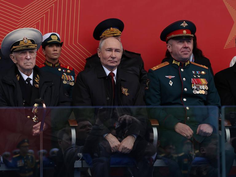 Der russische Präsident Wladimir Putin verfolgt, umringt von Gästen, die Parade, die an den Sieg der Sowjetunion über das NS-Regime vor 81 Jahren erinnert.
