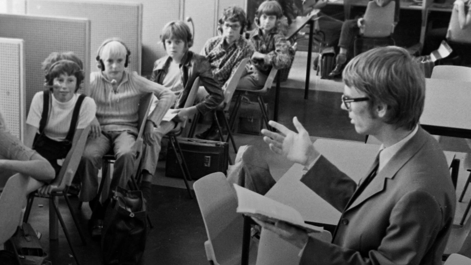 Schüler:innen im Sprachlabor Schüler:innen im Sprachlabor