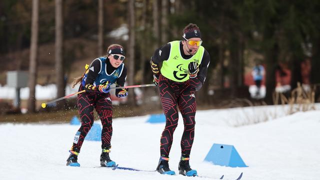 Leonie Walter und ihr Begleiter beim Ski-Lang-Lauf