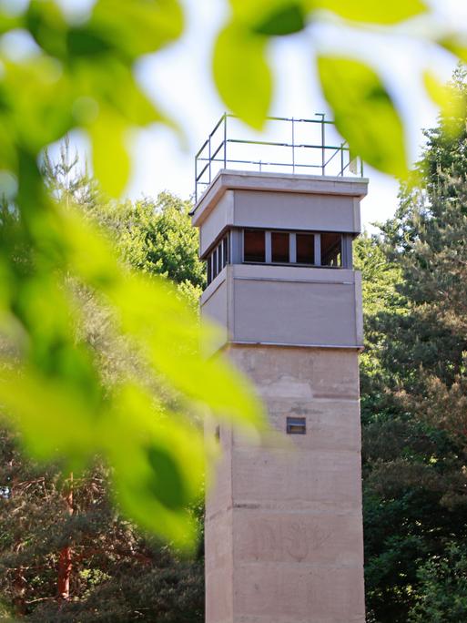 Ein ehemaliger Beobachtungsturm der DDR-Grenztruppen steht bei Walbeck an der ehemaligen innerdeutschen Grenze.