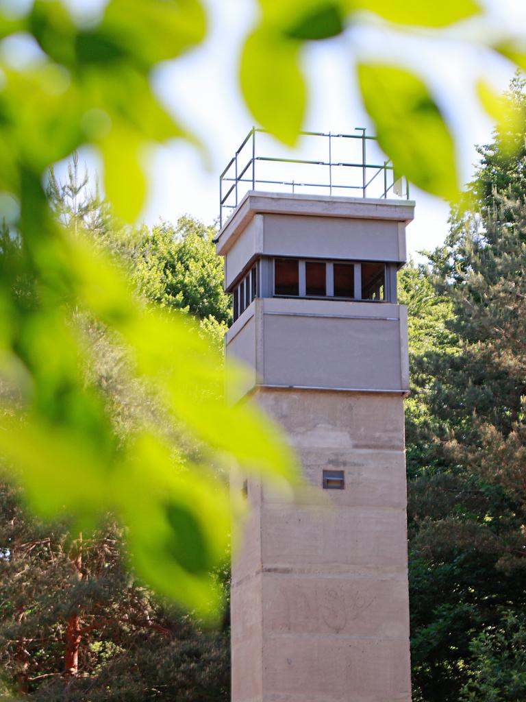Ein ehemaliger Beobachtungsturm der DDR-Grenztruppen steht bei Walbeck an der ehemaligen innerdeutschen Grenze.