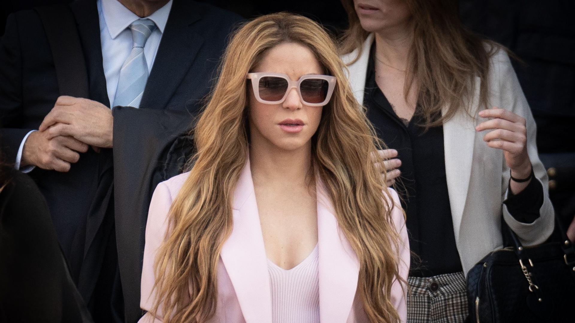 Spanien, Barcelona: Die Sängerin Shakira verlässt das Gericht. Der 46-Jährigen wird vorgeworfen, in den Jahren 2012 bis 2014 insgesamt 14,5 Millionen Euro hinterzogen zu haben.