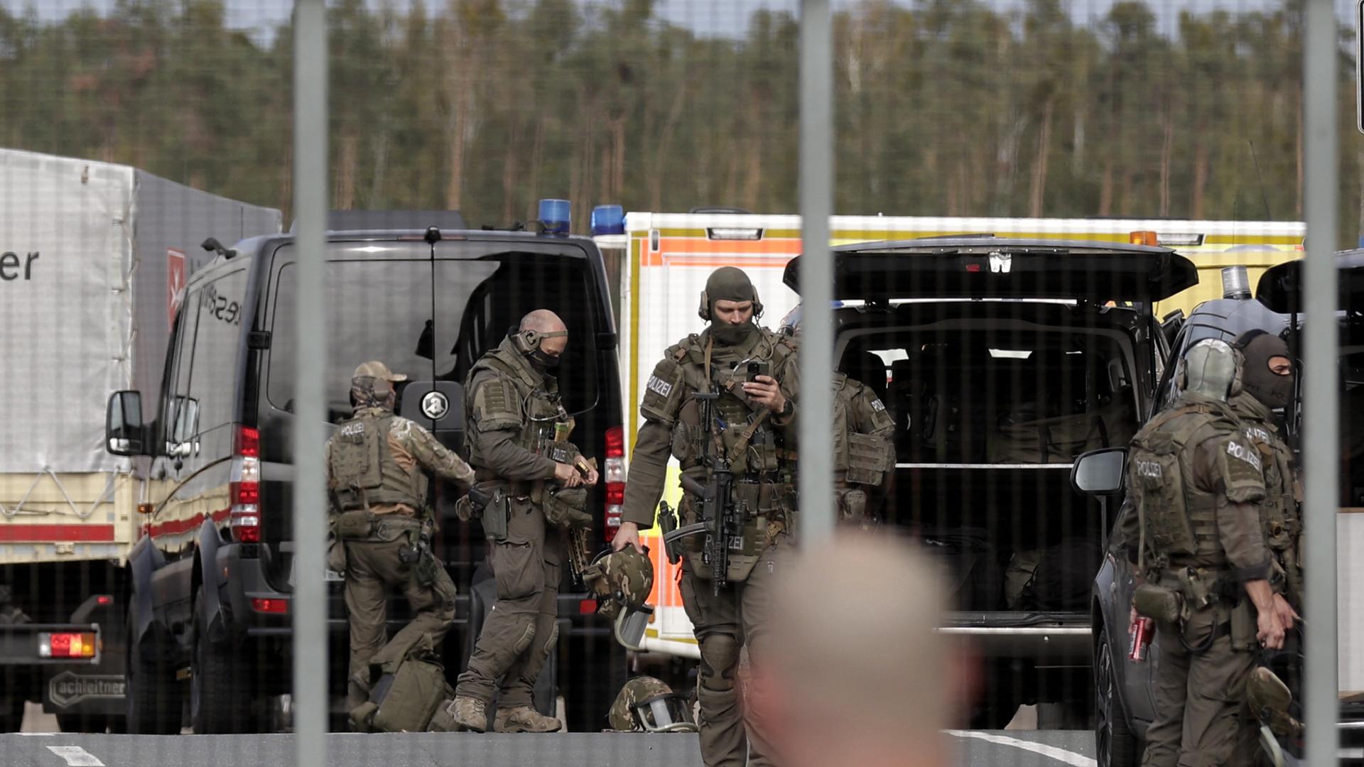 Einsatzkräfte eines Spezialeinsatzkommandos (SEK) sind auf dem Flughafengelände unterwegs. 