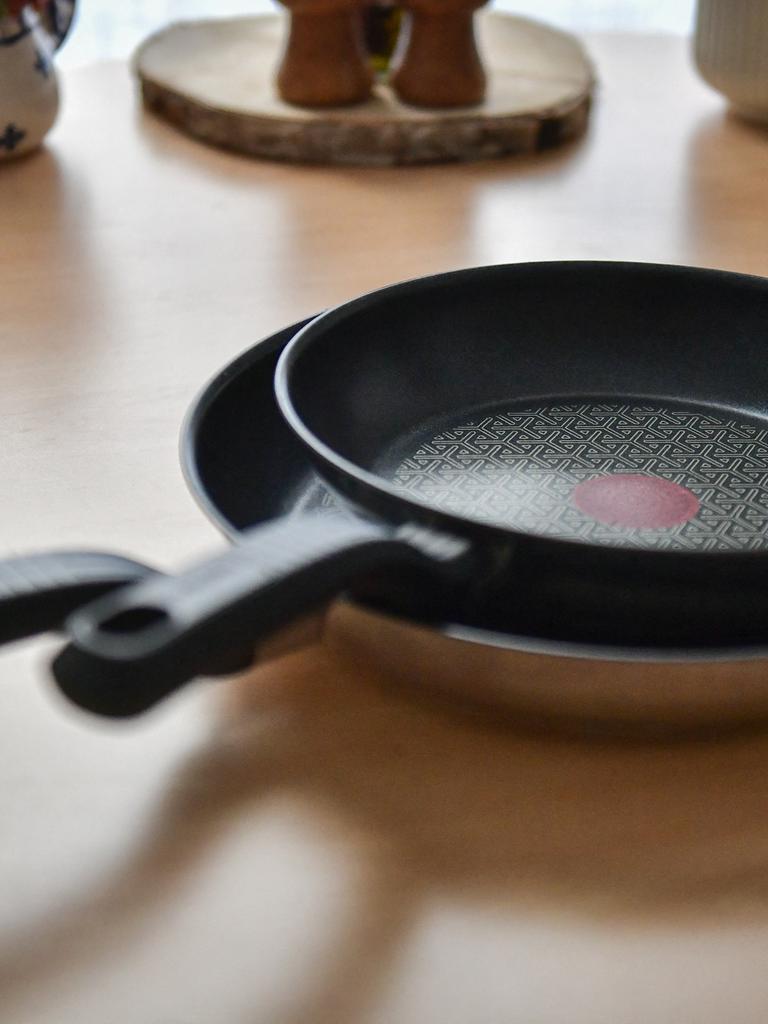 Zwei beschichtete Pfannen des Herstellers Tefal stehen auf einem Tisch.