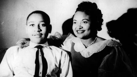 Porträt des schwarzen Jugendlichen Emmett Till im Alter von 14 Jahren, zusammen mit seiner Mutter