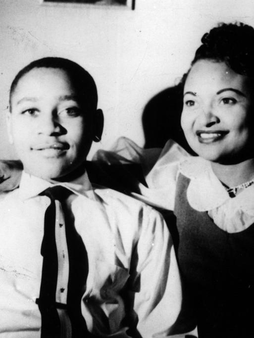 Porträt des schwarzen Jugendlichen Emmett Till im Alter von 14 Jahren, zusammen mit seiner Mutter