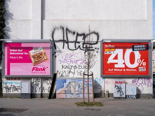 Große Werbeplakate für den Lieferdienst Flink und Möbel Höfner an einer Hauswand, Offenbach am Main, Hessen, Deutschland, Europa 