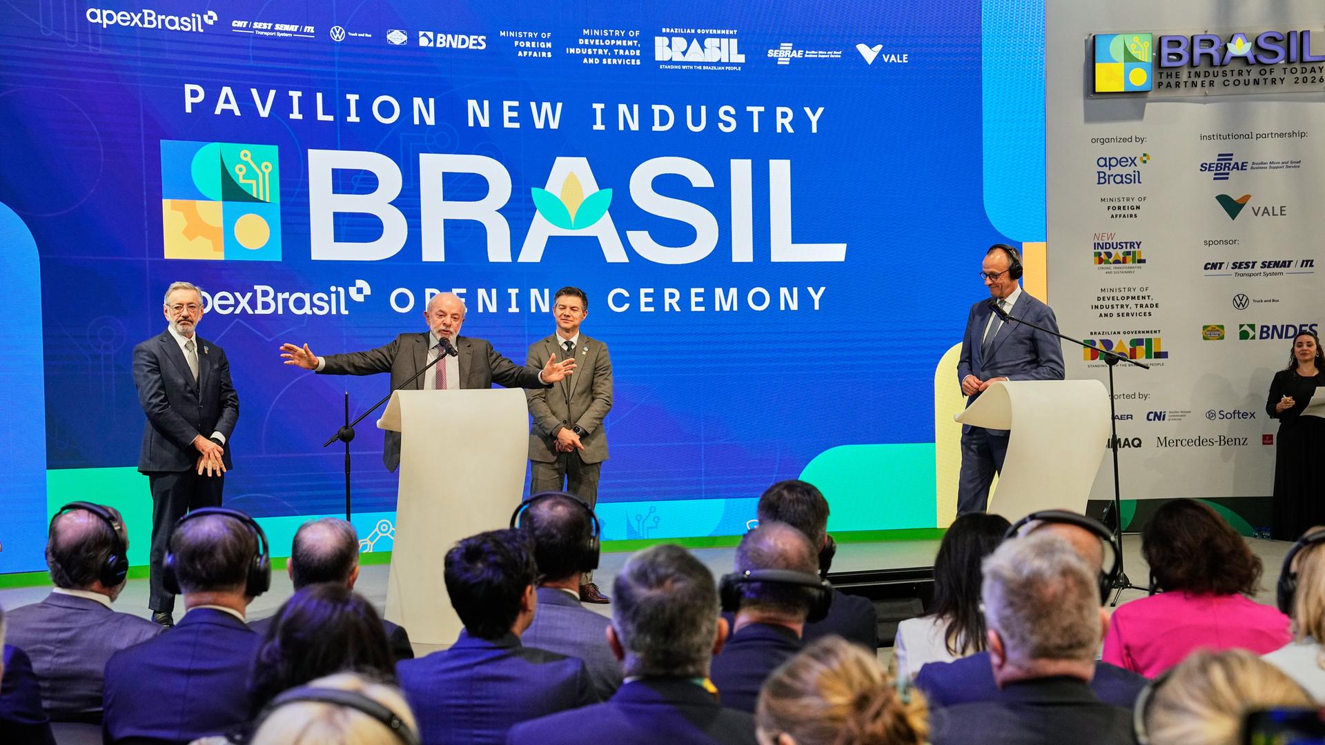 Brasiliens Präsident Luiz Inácio Lula da Silva spricht während der Eröffnungszeremonie des brasilianischen Pavillons im Rahmen eines gemeinsamen Besuchs mit dem deutschen Bundeskanzler Friedrich Merz auf der Hannover Messe.