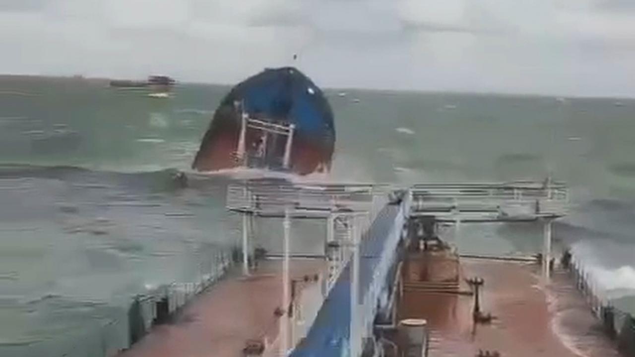 Dieses Foto aus einem von der Staatsanwaltschaft für den südlichen Teil Russlands veröffentlichten Video zeigt einen Wolgoneft-212-Tanker, der in der Meerenge von Kertsch, Russland, durch einen Sturm in Seenot geraten ist .