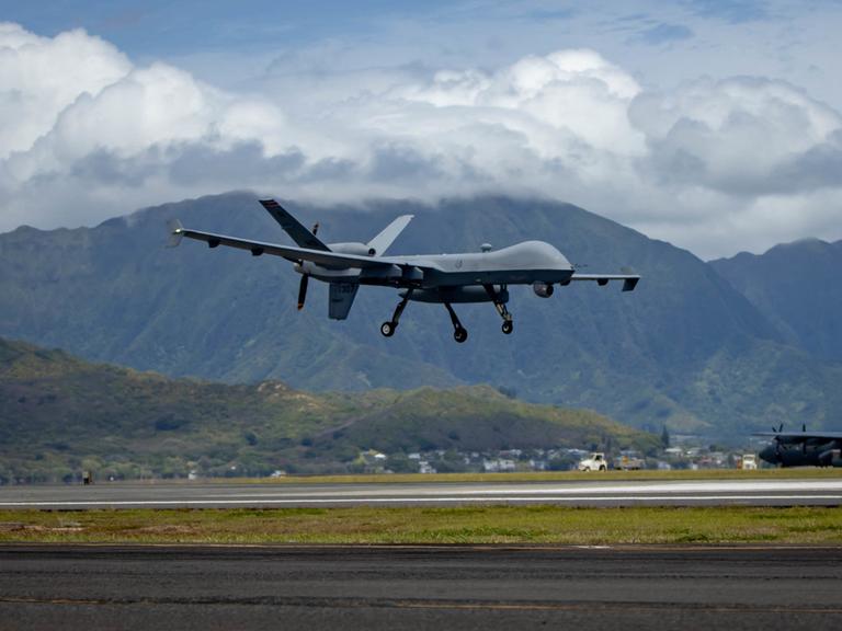 Eine US-Militärdrohne MQ-9 Reaper im Flug. 