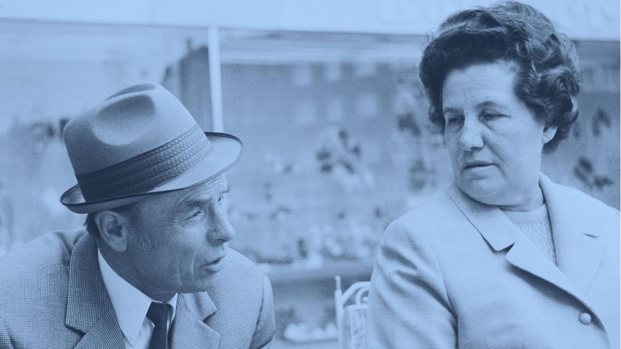 Zu sehen: Ein älteres Ehepaar (Josef und Frieda) aus den 1970er Jahren. Zu sehen: Ein älteres Ehepaar (Josef und Frieda) aus den 1970er Jahren.