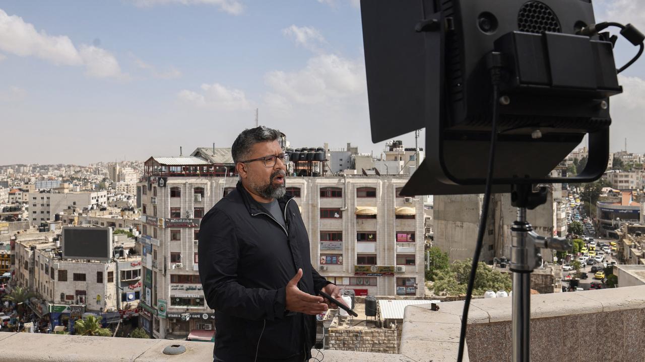 Ein Korrespondent steht während einer Live-Sendung auf einem Dach in Ramallah und spricht, im Hintergrund sind die Dächer der Stadt zu sehen.