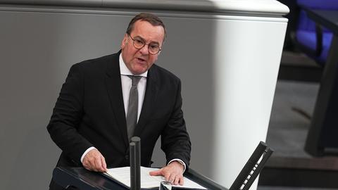 Verteidigungsminister Boris Pistorius steht im Bundestag am Rednerpult und spricht.