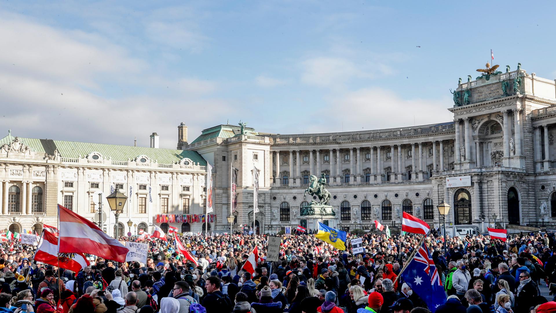 Tausende Menschen nehmen an einer Demonstration gegen die Coronavirus-Beschränkungen des Landes teil