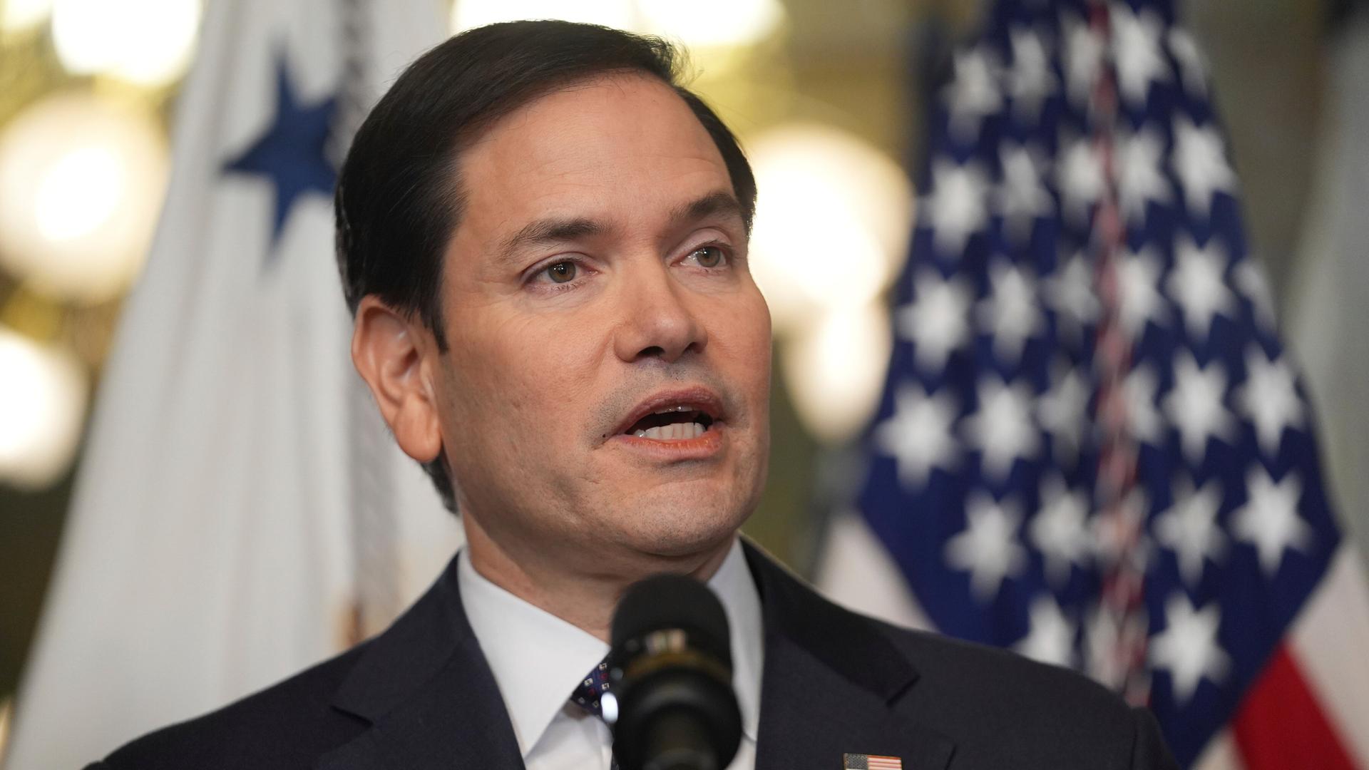 US-Außenminister Rubio spricht in ein Mikrofon.