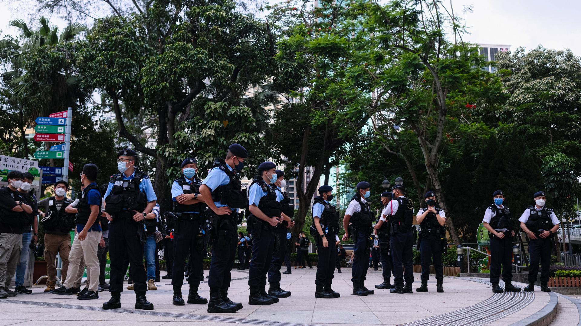 Polizisten patrollieren am Victoria Park in Hong Kong, um ein Gedenken an das Massaker auf dem Tiananmen Platz in Peking vom 4. Juni 1989 zu verhindern. Polizisten patrollieren am Victoria Park in Hong Kong, um ein Gedenken an das Massaker auf dem Tiananmen Platz in Peking vom 4. Juni 1989 zu verhindern.