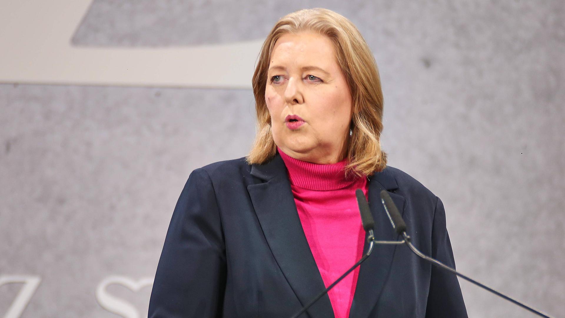 Die Bundesministerin für Arbeit und Soziales, Bärbel Bas (SPD), steht bei einer Veranstaltung der Süddeutschen Zeitung am Rednerpult.