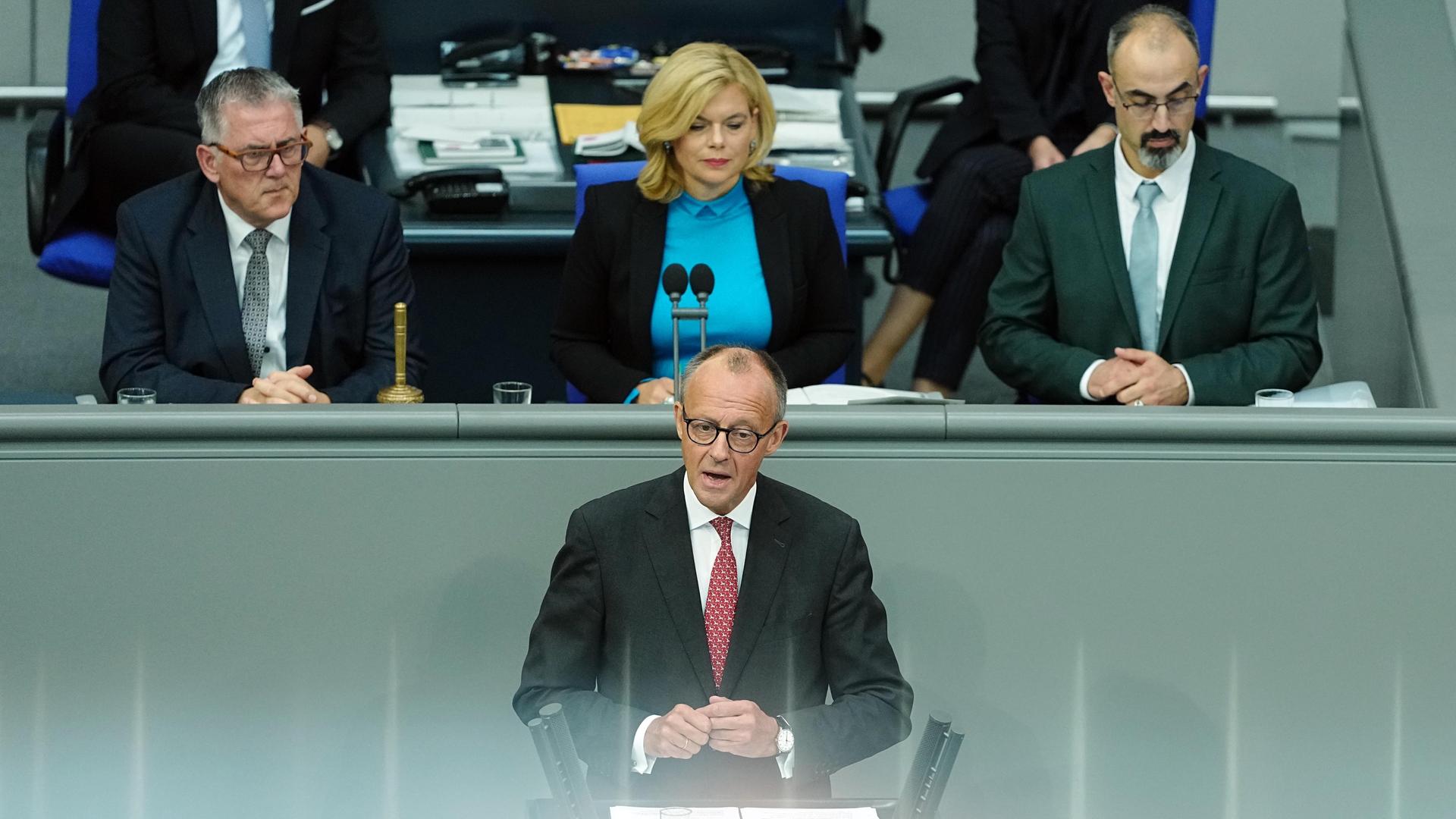 Bundeskanzler Friedrich Merz (CDU)spricht während der Generaldebatte zum Haushalt 2025 im Bundestag. 