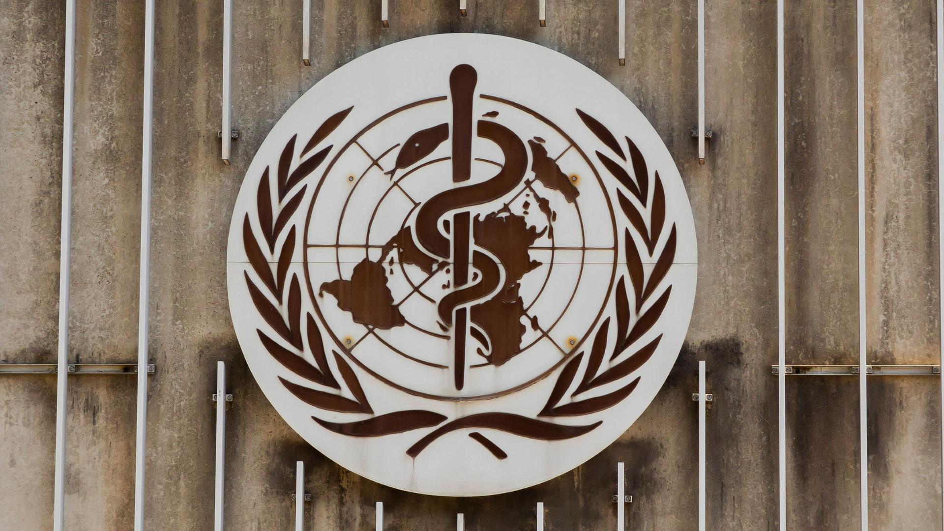 Logo der World Health Organization WHO auf der Zentrale in Genf