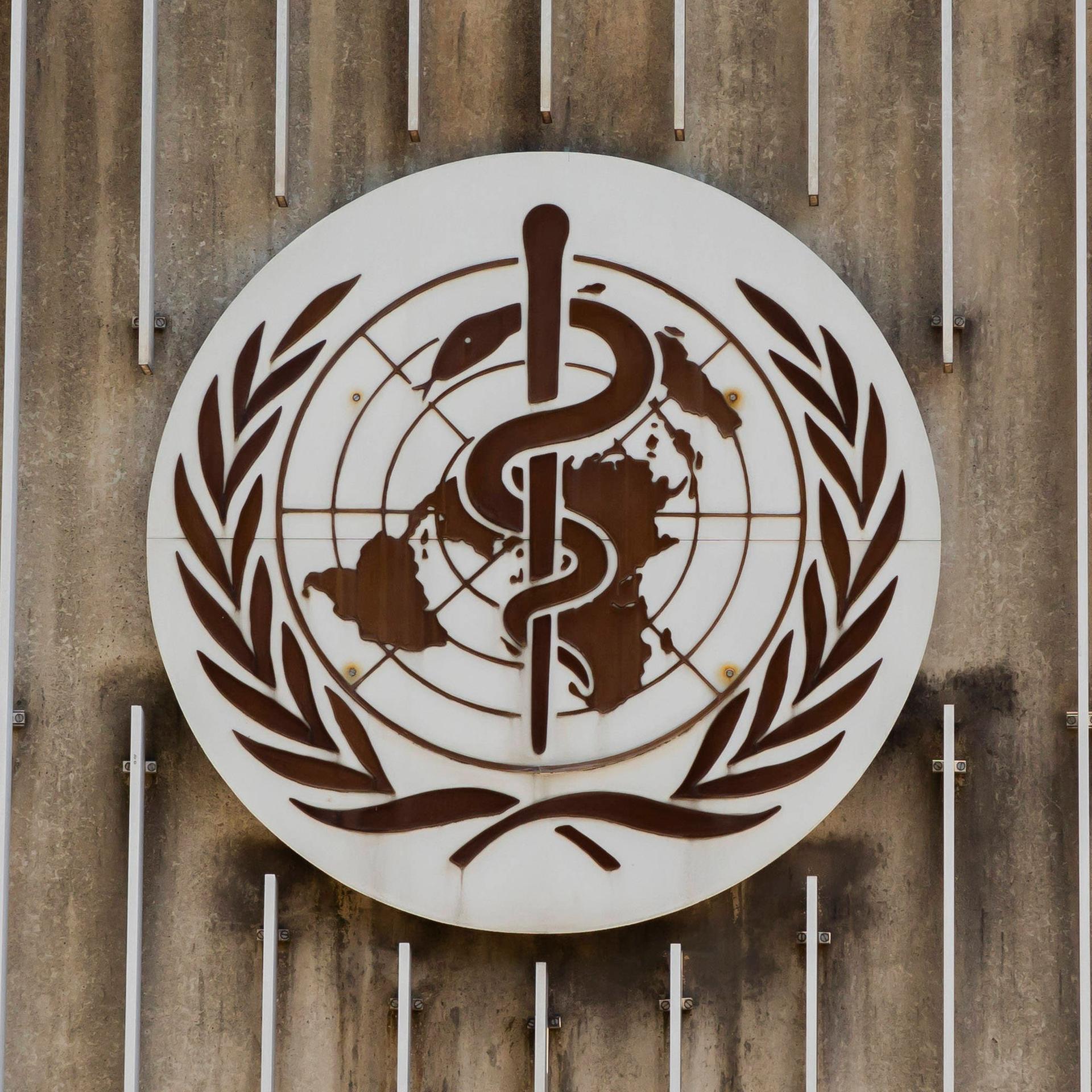 Logo der World Health Organization WHO auf der Zentrale in Genf