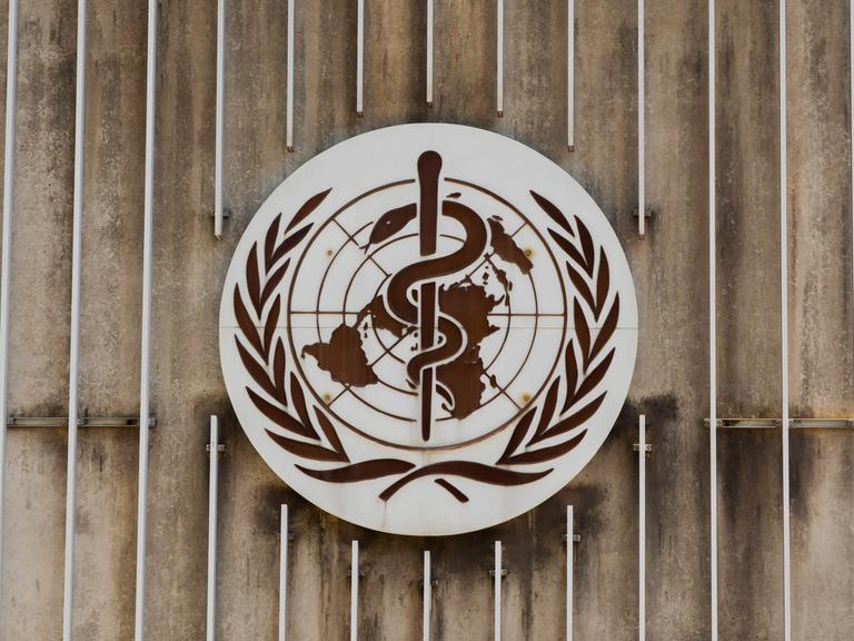 Logo der World Health Organization WHO auf der Zentrale in Genf